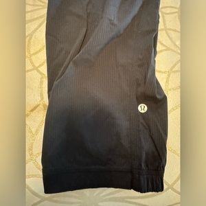 Lululemon studio black Capri pants size 8 excellent condition